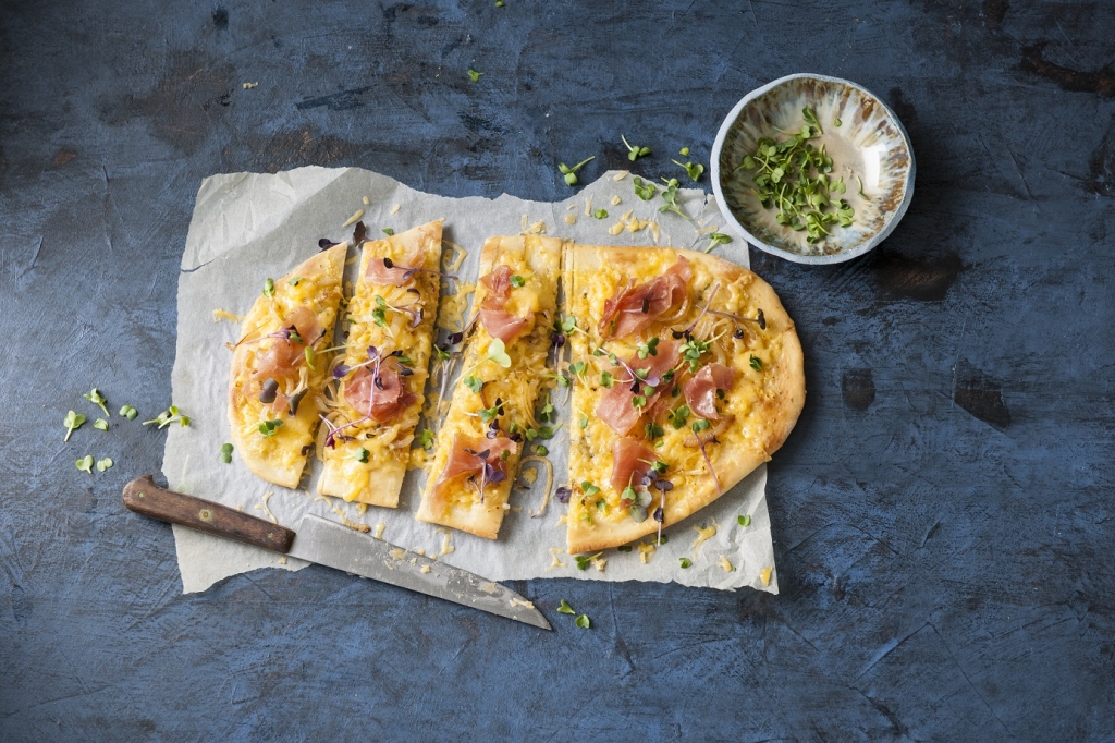 Flatbread with caramelized onion, Parma ham and Beemster Old