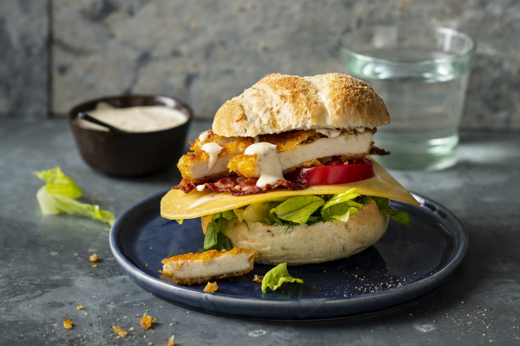 Caesar-sandwich met krokante kip & Beemster Oud
