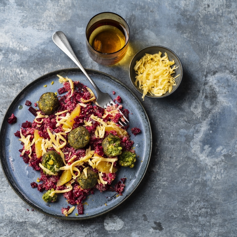 Falafel salad with beet and Beemster Cumin