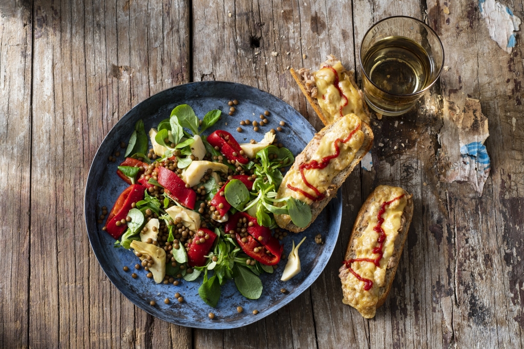 Mediterrane salade met tuna melt en Beemster Jong Belegen