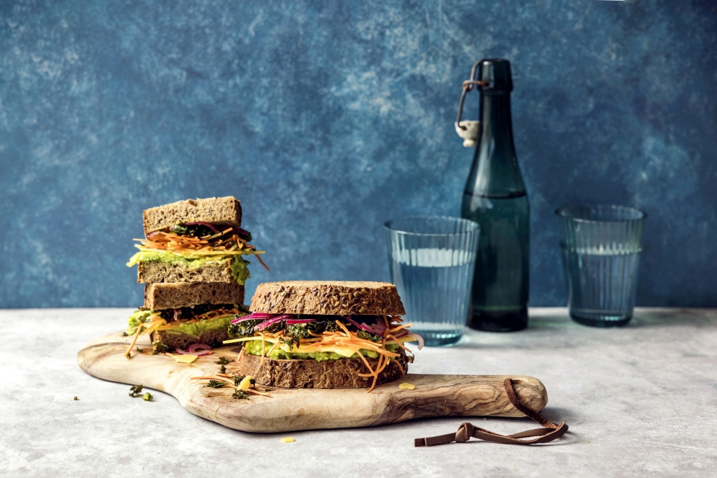 Sandwich met Beemster Oud 30+, avocadospread, geroosterde boerenkool en ingelegde ui