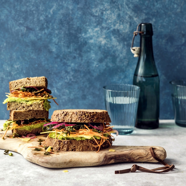 Sandwich met Beemster Oud 30+, avocadospread, geroosterde boerenkool en ingelegde ui