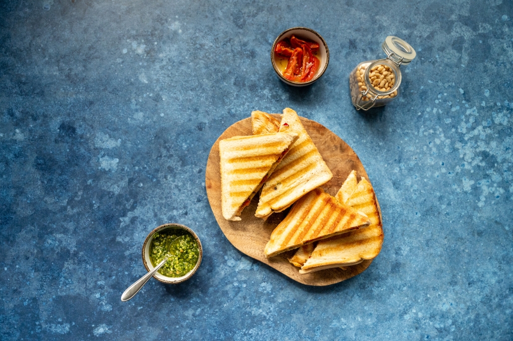 tosti met pesto, zongedroogde tomaat en Beemster® Royaal kaas