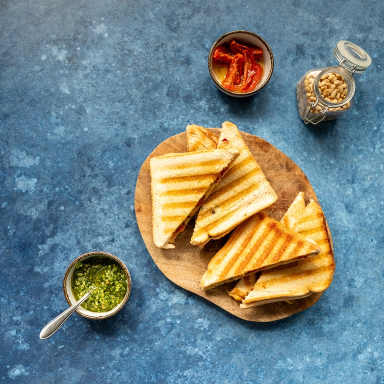 tosti met pesto, zongedroogde tomaat en Beemster® Royaal kaas