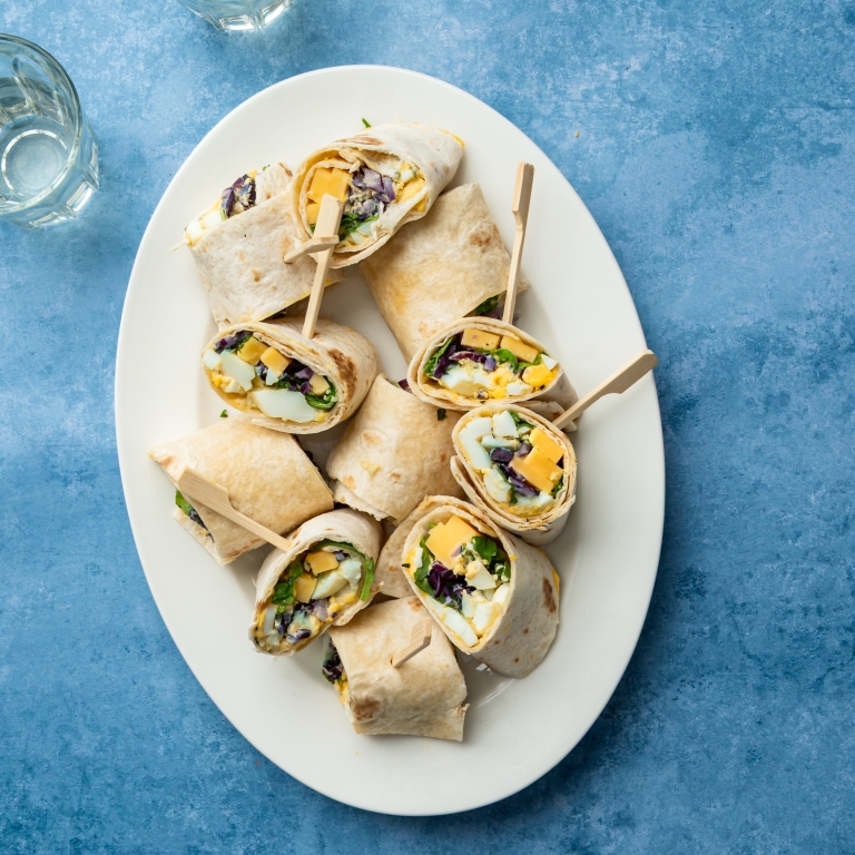 wraprolletjes met eiersalade en beemster kaas