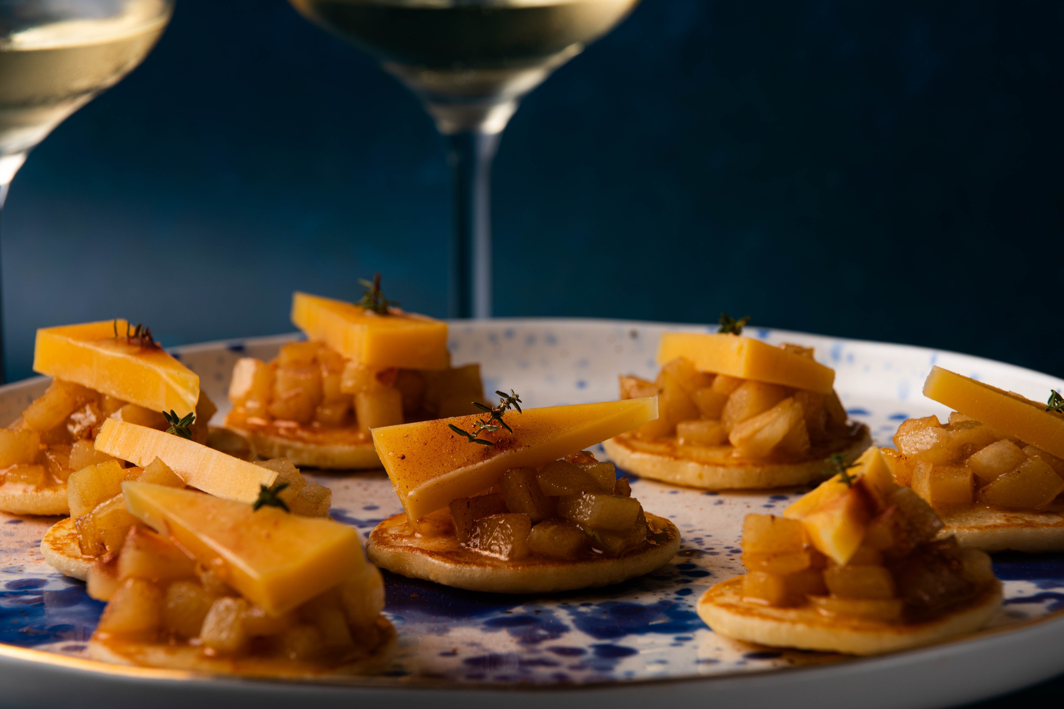 Blini’s met Beemster® Oud, gekaramelliseerde peer & champagne-tijmsiroop