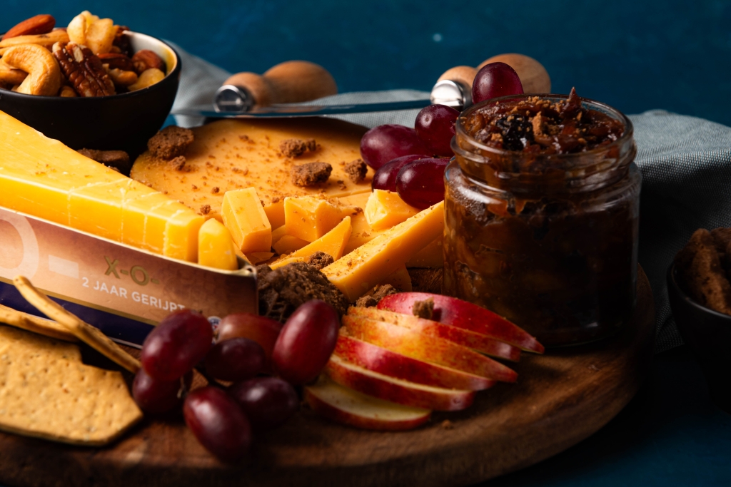 Sinter-kaasplank met Speculaas-appelchutney en onze Beemster® X-O-.