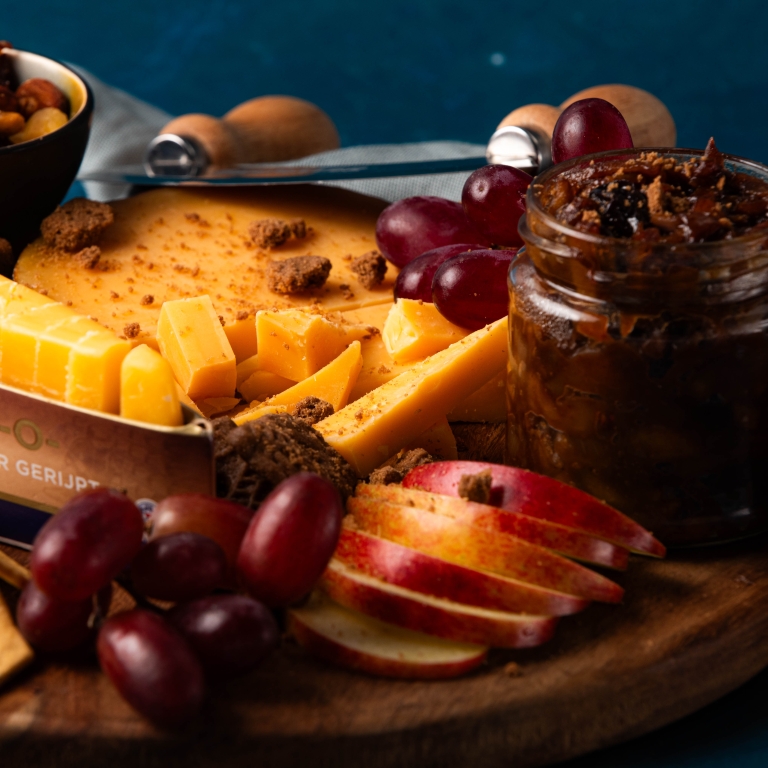 Sinter-kaasplank met Speculaas-appelchutney en onze Beemster® X-O-.