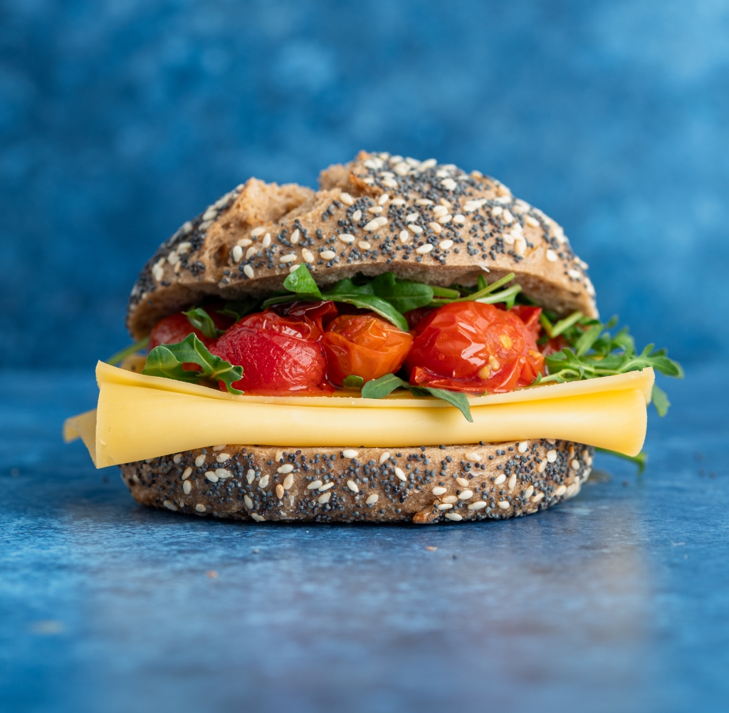 Broodje Beemster® Jong Belegen met geroosterde tomaatjes
