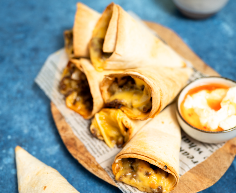 Wrap-hoorntjes met gehakt en Beemster Extra Belegen